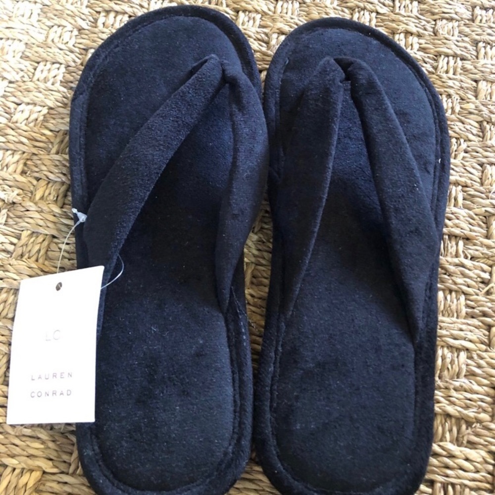 NWT LC Lauren Conrad Black Suede Flip Flop Sandals